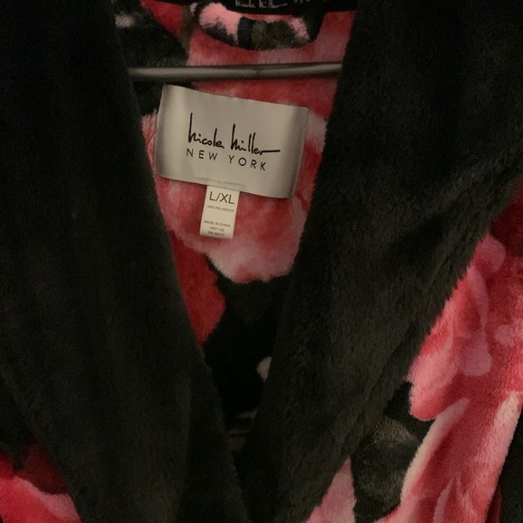 Nicolle Miller ladies L/XL robe. - Picture 2 of 3